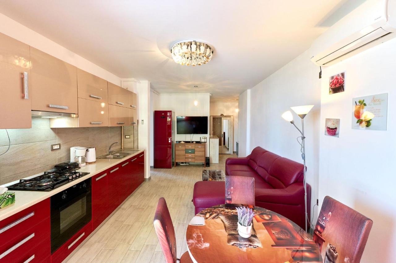 Glamour Red Apartment 22 In Spa Pool Resort Mamaia Extérieur photo