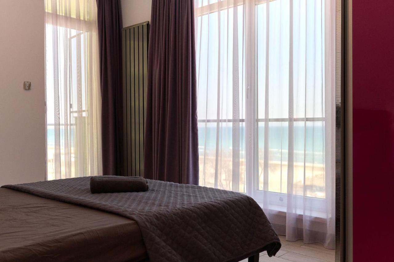 Glamour Red Apartment 22 In Spa Pool Resort Mamaia Extérieur photo