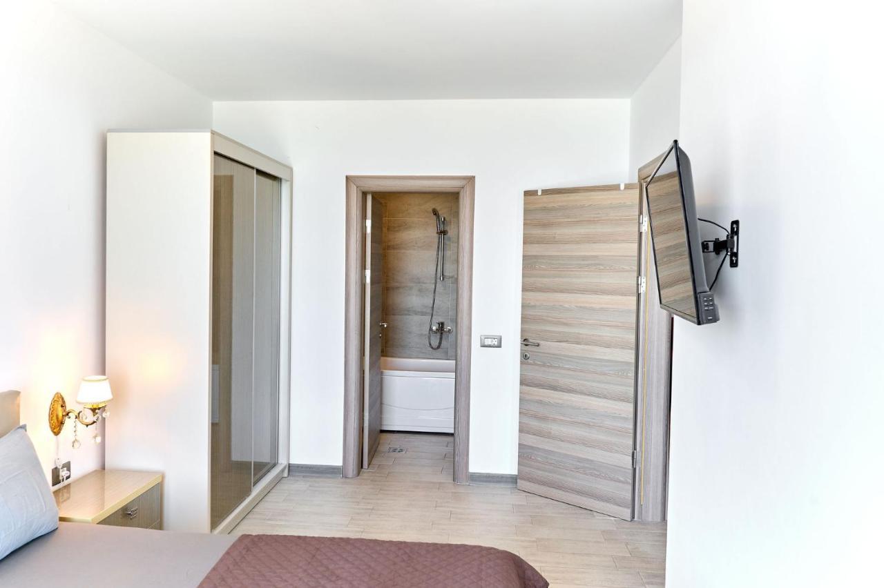 Glamour Red Apartment 22 In Spa Pool Resort Mamaia Extérieur photo