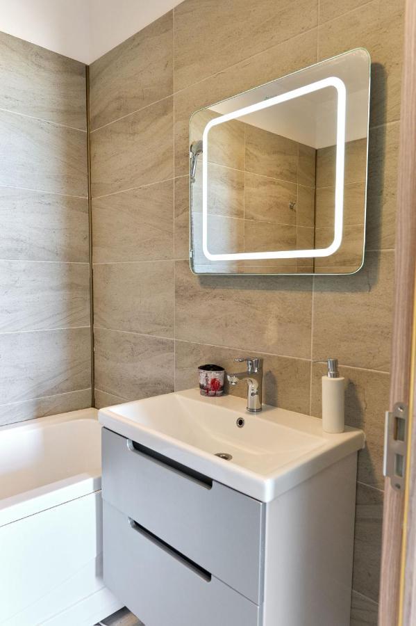 Glamour Red Apartment 22 In Spa Pool Resort Mamaia Extérieur photo